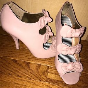 Beautiful 💐Ladies Bow Accents Heels
